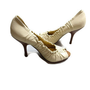 BCBG Maxazria Stiletto Beige 8.5B Foot Petals 4.5"